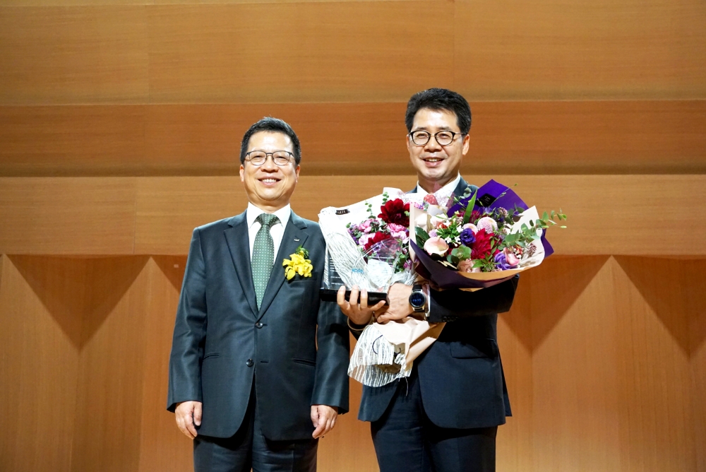 시상식에 참석한 박상규 SK네트웍스 사장(오른쪽)이 ESG 평가 최우수기업상을 수상한 후 기념촬영을 하고 있다.(사진=SK네트웍스)