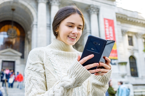 LG전자 모델이 미국 뉴욕 브라이언트파크(Bryantpark) 인근 '뉴욕공립도서관(The New York Public Library)' 앞에서 LG G8X ThinQ를 체험하고 있다. 사진=LG전자