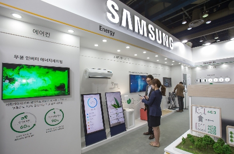 10월 23일 서울 코엑스에서 열린 '2019 대한민국 친환경대전'에서 삼성전자 직원이 가전제품의 에너지 사용량과 전기료를 손쉽게 관리할 수 있도록 도와주는 '스마트싱스 에너지 서비스'를 시연하고 있다. 사진=삼성전자