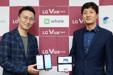 네이버 김효 웨일 리더(왼쪽)와 LG전자 오승진 모바일마케팅담당이 22일 경기 성남시 분당구에 위치한 그린팩토리에서 ‘웨일 브라우저 모바일 최적화 기술’을 공동 개발하기로 하는 업무협약을 체결하고 기념사진을 촬영하는 모습. 사진=LG전자