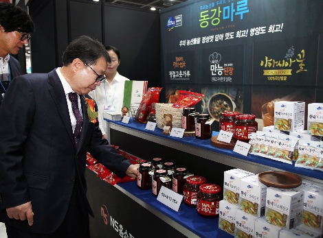 23일 서울 AT센터에서 열린 ‘2019 대한민국 식품대전’에서 NS홈쇼핑 도상철 대표이사가 전시관을 점검하며, 참가 협력사의 상품을 살펴보고 있다. 사진=NS홈쇼핑