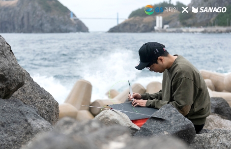 유튜버 사나고가 독도에서 캠페인관련 조형물을 제작하고 있다. 사진=GS리테일