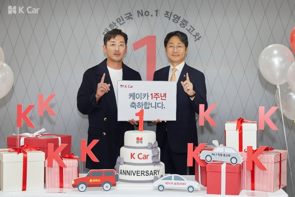정인국 케이카 대표이사와 배우 하정우가 기념 사진을 촬영하고 있다.(사진=케이카)