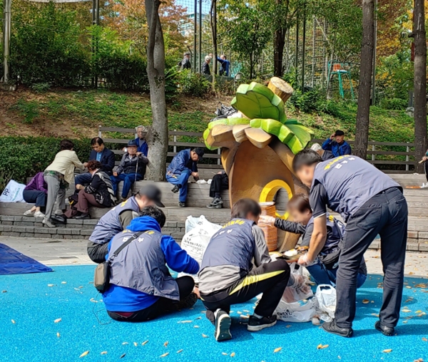 사회봉사대상자들이 어르신을 수발을 들고 있다.(사진제공=서울준법지원센터)