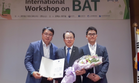 남부발전은 24일 BAT(Best Available Techniques economically achievable) 국제 워크숍 행사에서 통합환경허가제도 조기정착에 기여한 공로로 환경부 장관 단체상을 수상했다. 사진=남부발전