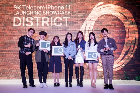방송인 오상진(맨 왼쪽), 배우 고윤정(왼쪽에서 네번째), 가수 헤이즈(왼쪽에서 다섯번째), 가수 폴킴(맨 오른쪽)과 추첨을 통해 아이폰11을 선물 받은 고객들이 기념사진을 촬영 중인 모습. 사진=SK텔레콤
