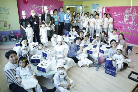 이대목동병원은 지난 24일 소아 환우와 가족을 대상으로 '케익 만들기 교실'을 진행했다. 사진=이대목동병원