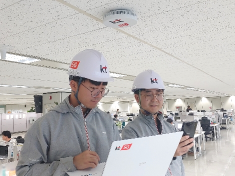 KT 네트워크부문 직원들이 대구 KT 효목사옥 내 5G 스몰셀(Small Cell) 솔루션 RDS(Radio Dot System)를 설치한 후 품질을 점검하고 있다. 사진=KT