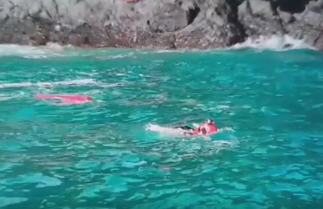 해경이 익수자를 구조하고 있다.(사지제공=부산해양경찰서)