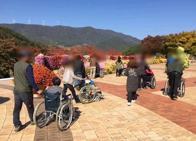 사회봉사대상자들이 어르신 가을나들이 도우미 활동을 하고 있다.(사진제공=거창준법지원센터)