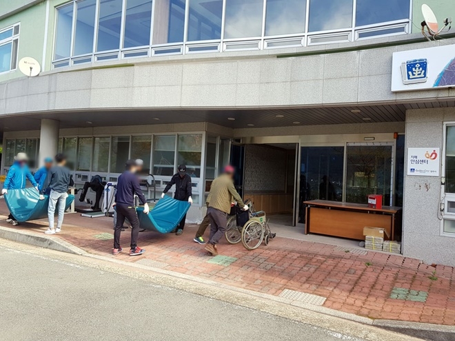 사회봉사대상자들이 경주시 치매안심병원에서 환경미화 등 활동을 하고 있다.(사진제공=경주준법지원센터)