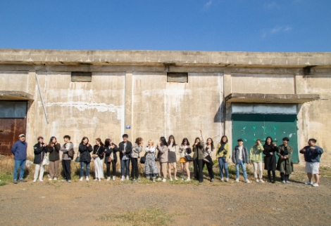 경희대학교 학생들이 제주 마늘레스토랑 공간 구성을 위한 현장답사 후 기념사진을 촬영하고 있다. 사진=중부발전