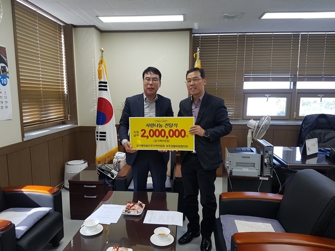 윤두칠 위원장이 배홍철 소장(사진우측)에게 후원금을 전달하고 기념촬영.(사진제공=진주준법지원센터)