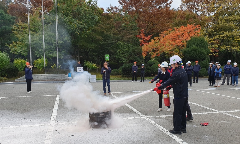 한국가스공사(사장 채희봉) 경기지역본부는 10월 29일 안산 사옥에서 2019년 재난대응 안전한국훈련 일환으로 불시 화재 대피훈련 및 강천관리소 산불 가상사고 훈련을 실시했다고 밝혔다.(사진=한국가스공사)