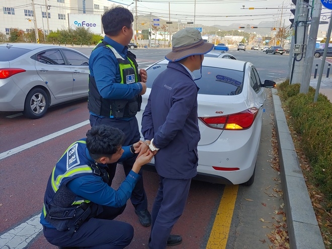 전자장치훼손 대응 모의훈련을 하고 있다.(사진제공=구미준법지원센터)