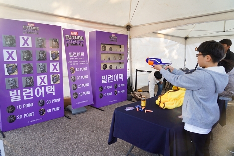 '마블 퓨처파이트 미션 스테이지' 부스에서 참가자들이 이벤트에 참여해 게임을 즐기고 있다. 사진=넷마블