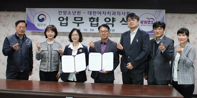 대한여자치과의사회와 업무협약서를 내보이며 기념촬영.(사진제공=정심여자중고등학교)