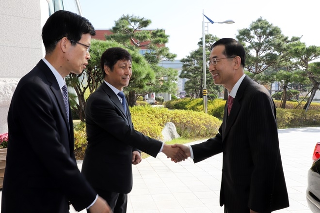 구남수 울산지법원장과 남근욱 울산가정법원장이 법원행정처장을 영접하고 있다.(사진제공=울산지방법원)
