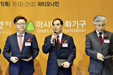 농업분야에서는 처음으로 기후변화그랜드리더스어워드에 기관최우수상을 수상한 농어촌공사 김인식사장은 기후변화 적응대책을 적극추진해 농어촌에 기여하겠다고 소감을 밝혔다. 사진=농어촌공사