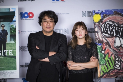 봉준호 감독과 배우 박소담이 지난 30일(현지시간) 할리우드 이집션 시어터에서 개최된 ‘할리우드 교류회 및 기념 상영회’에 참석해 포즈를 취하고 있다. 사진=콘진원