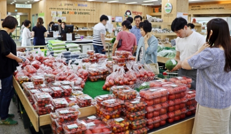 aT는 농산물 직거래의 건전한 확산을 위해 시행하는 ‘2019 우수 농산물 직거래사업장 인증’ 신청접수를 오는 15일까지 받는다. 사진=aT
