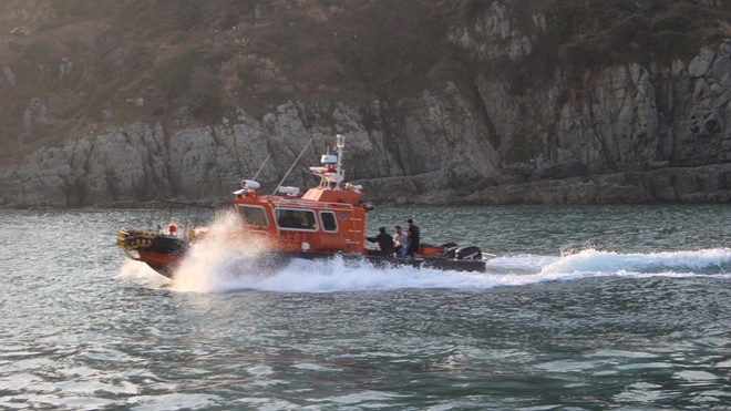 중앙해양특수구조단이 응급환자를 이송하고 있다.(사진제공=부산해양경찰서)