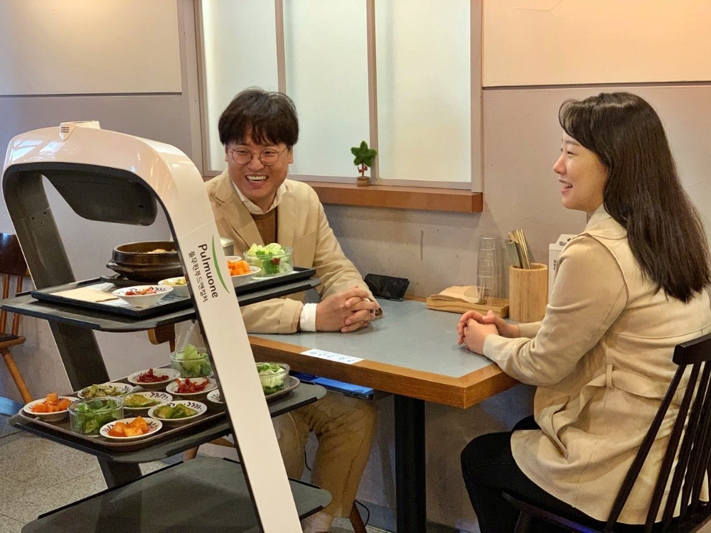 풀무원푸드앤컬처, 외식매장에 자율주행 '서빙로봇 딜리' 도입...미래형 레스토랑 선봬