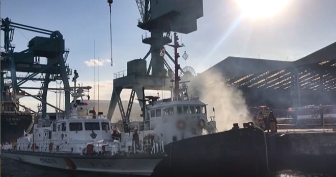 울산해경 경비정 대원들이 선내를 수색하고 있다.(사진제공=울산해양경찰서)