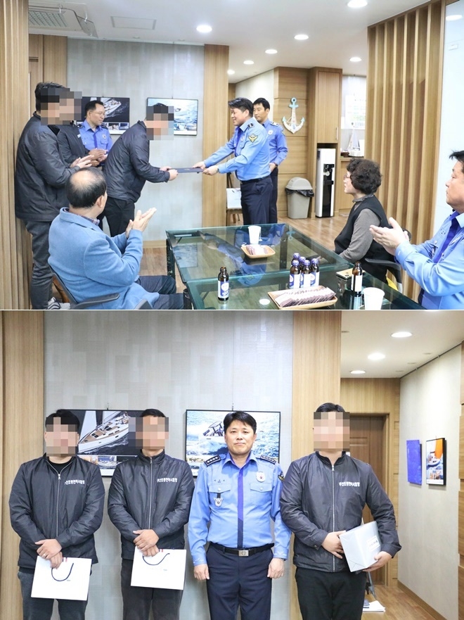 박승규 부산해경서장이 익수자를 구조한 강사에게 표창장을 전달하고 기념촬영.(사진제공=부산해양경찰서)