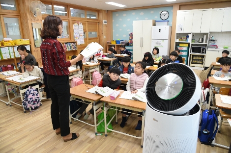 LG가 지원한 공기청정기가 설치된 경기도 파주시 문산동초등학교 1학년 교실에서 학생들이 수업을 받고 있는 모습. 사진=LG