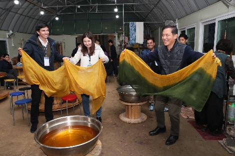 4일 진행된 연수에서 위성백 사장(오른쪽 첫 번째) 및 연수 참가자들이 염색체험을 하고 있다. 사진=예금보험공사