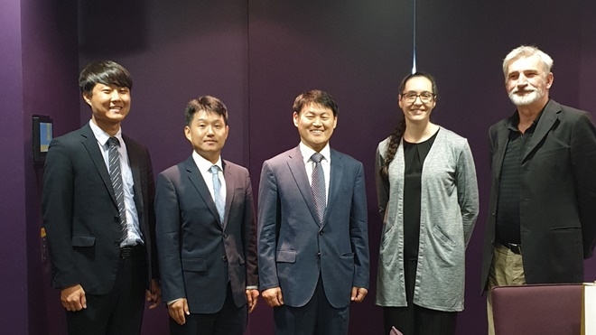 뉴사우스웨일즈대학교 법학도서관과 해외거점도서관 협약을 체결하고 기념촬영.(사진제공=대법원)