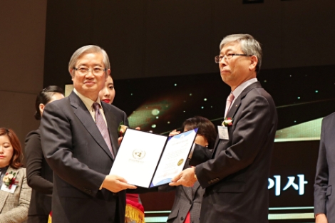 종합교육기업 에듀윌 박명규 대표가 ‘2019 대한민국 봉사 대상’에 참석해 국회 교육위원장상을 수상했다. 사진=에듀윌