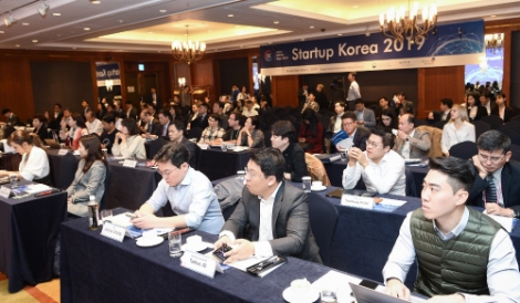 KOTRA가 6일 오전 ‘2019 스타트업코리아(Startup Korea 2019)’를 개최했다. 이번 행사에 참가한 해외 투자기업과 국내 스타트업 담당자가 현장에서 연사 발표에 귀기울이고 있다. 사진=KOTRA