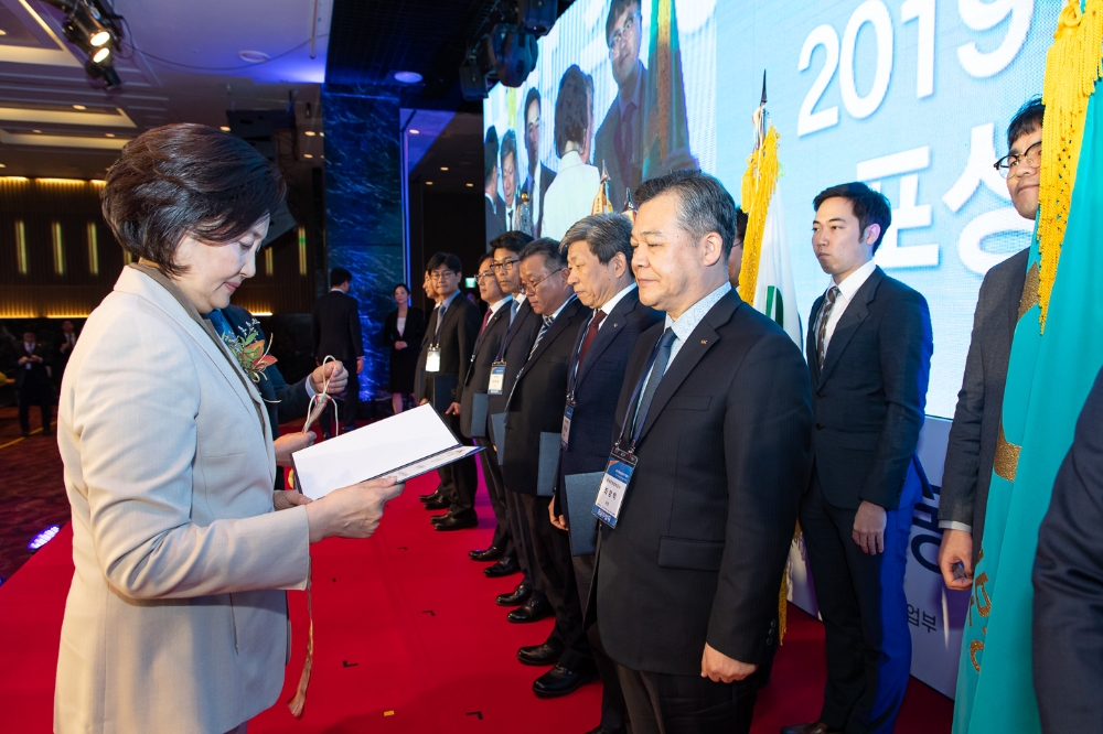 LX는 6일 서울 중소기업중앙회에서 열린‘2019 동반성장 주간 기념식’에서 동반성장 실적평가 우수 공공기관으로 선정되어 대통령상을 수상했다고 밝혔다. (사진=LX)
