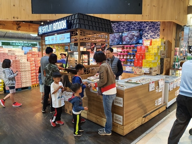 H마트 리지필드점 로드쇼에서 삼진어묵 제품을 선보이고 있다.(사진제공=삼진어묵)