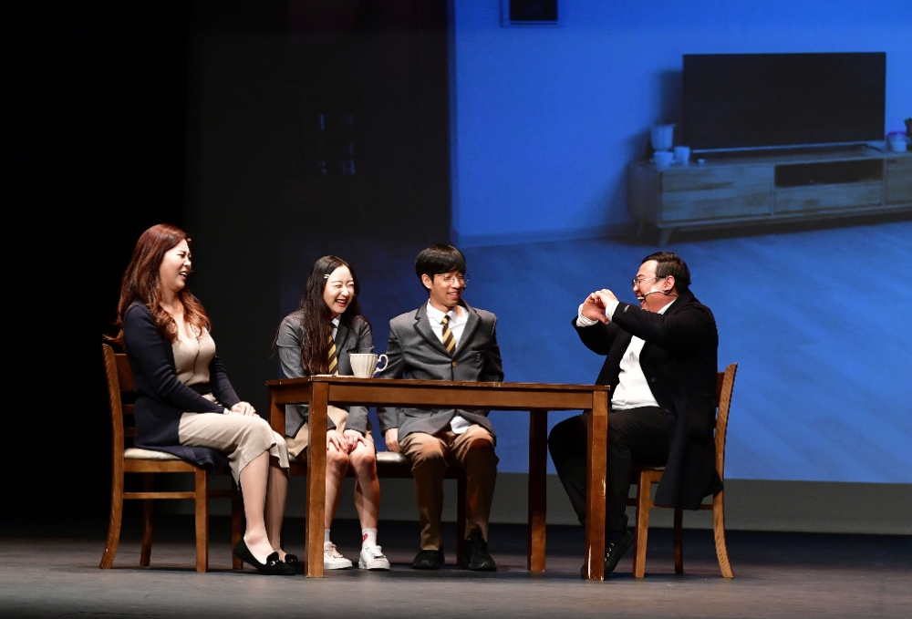 오비맥주, 서울 강동구서 ‘패밀리토크’ 찾아가는 공연 선봬
