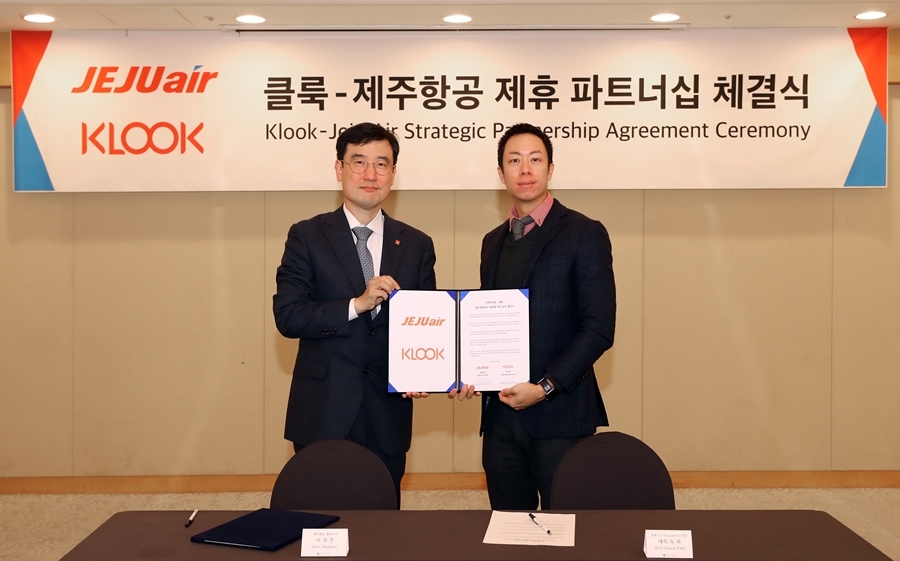 지난달 말 서울 강서구 메이필드 호텔 로터스홀에서 제주항공과 클룩이 업무제휴 협약식을 체결하고 에릭 녹 파 공동 창업자 겸 최고운영책임자(COO)(사진 오른쪽)과 이석주 제주항공 대표이사(사진 왼쪽)이 기념촬영을 하고 있다.(사진=제주항공)