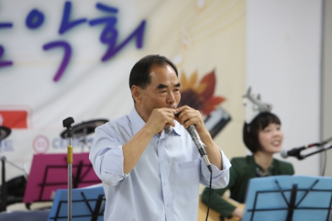 7일 나주 계산원원우들을 위해 마련한 음악회에서 김인식 사장이 직접 하모니카 연주를 선보여 원우들의 큰 호응을 받았다. 사진=농어촌공사