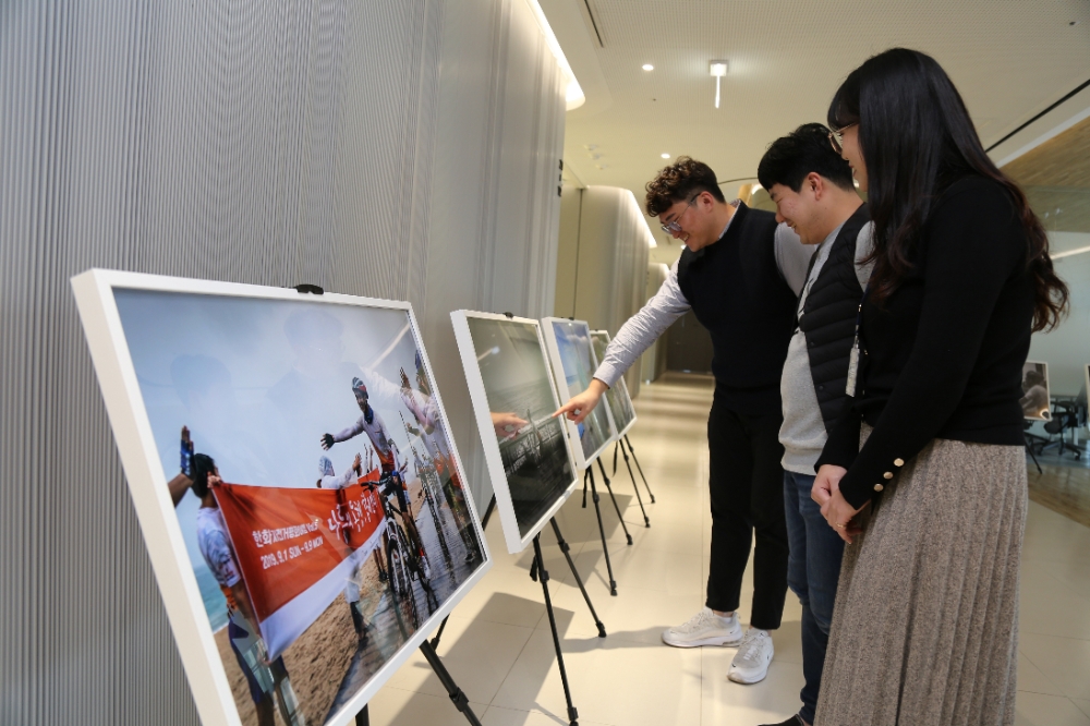 한화, ‘한화 자전거 평화여행’ 사진전 개최