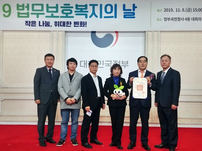 박재숙 위원의 수상을 축하하며 기념촬영. (사진제공=한국법무보호복지공단대구지부)