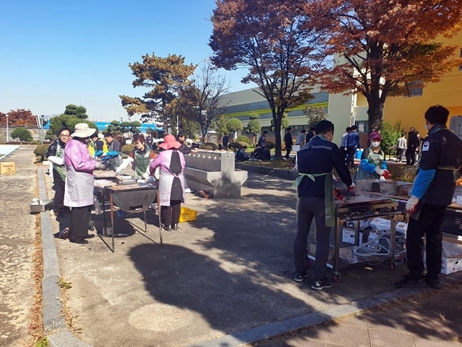 소년보호위원들이 소년원학생들을 위해 삽겹살을 굽고 있다.(사진제공=서울소년원)