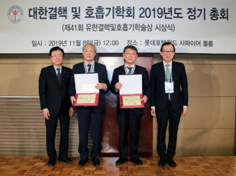 유한양행과 대한결핵 및 호흡기학회는 지난 8일 '제128차 대한결핵 및 호흡기학회 추계학술대회 및 정기총회' 석상에서 시상식을 가졌다. 사진=유한양행