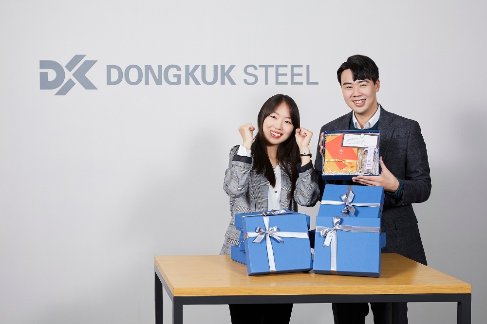 동국제강 직원들이 12일, 임직원 수험생 자녀에게 전달할 응원 선물 세트를 들고 기념 촬영을 하고 있다.(사진=동국제강)