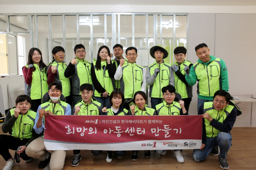 (2번째줄 좌측 5번째)공병탁 라인건설 사장이 기념촬영을 하고 있다.(사진=라인건설)