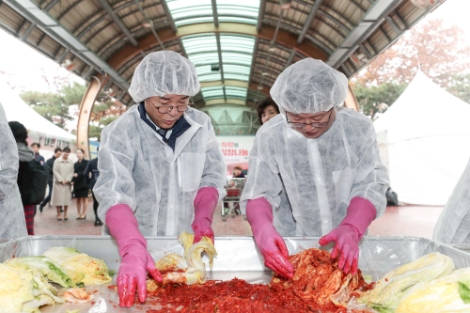 마사회 사랑의 김장나눔 행사장 김낙순 마사회장과 김재영 과천부시장. 사진=마사회