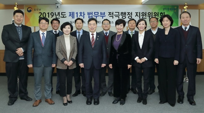 김오수 법무부장관 직무대행(앞쪽 왼쪽에서 네 번째)이 14일 정부과천청사 법무부에서 열린 ‘적극행정 지원위원회’ 출범식에서 위원들과 기념촬영을 하고 있다.(사진제공=법무부)