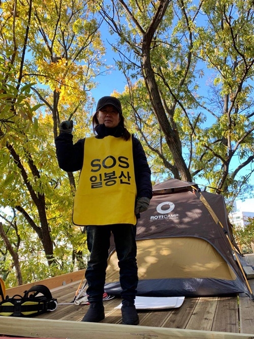 무기한 나무위 고공농성에 돌입한 서상옥 천안아산환경운동연합 사무국장.(사진제공=환경운동연합)