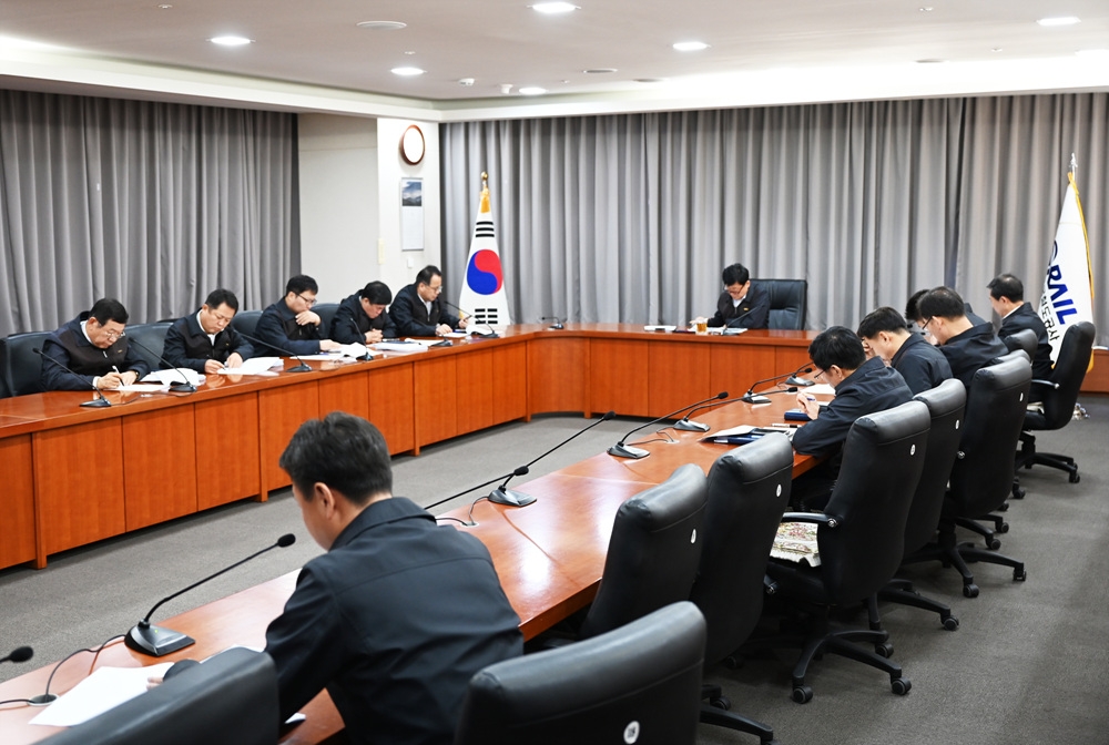 한국철도가 14일 오전 대전 사옥 영상회의실에서 태업 대비 비상 수송 대책회의를 열고 태업에 따른 국민 불편 최소화를 위한 대책 마련에 나섰다.(사진=한국철도)