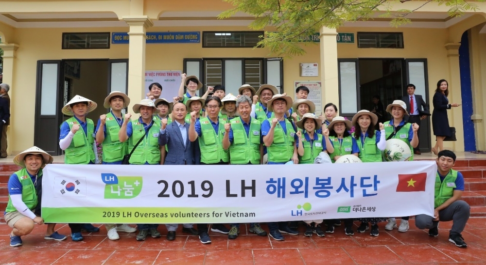 LH 나눔봉사단원들이 사회공헌활동을 마치고 기념촬영을 하고 있다.(사진=LH)